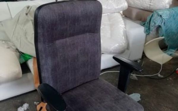 Silla de oficina tapizada en tela gris oscuro con reposabrazos