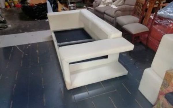 Banco tapizado a medida en blanco, de líneas rectas y base en forma de U