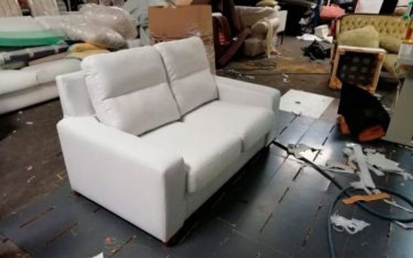 Sofá de dos plazas tapizado en blanco, de estilo moderno